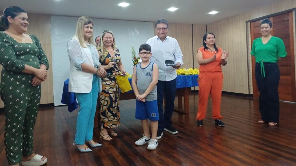 Secretário adjunto de Ensino, Tião Flores participou da entrega dos óculos aos alunos. Foto: Cedida/Divisão de Assistência Estudantil