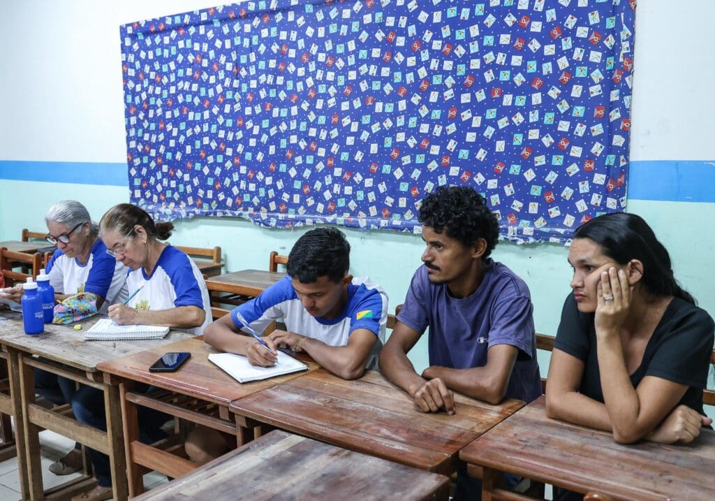 Na direita, a esposa Márcia, mãe de Adelino, acompanha o filho nas aulas, cujo novo módulo de seis meses está se iniciando. Foto: Pedro Devani/Secom