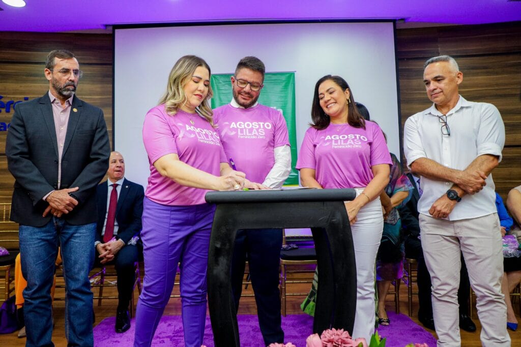 Assinatura do pacto para reduzir violência contra a mulher contou com diversas secretarias. Foto: Neto Lucena/Secom