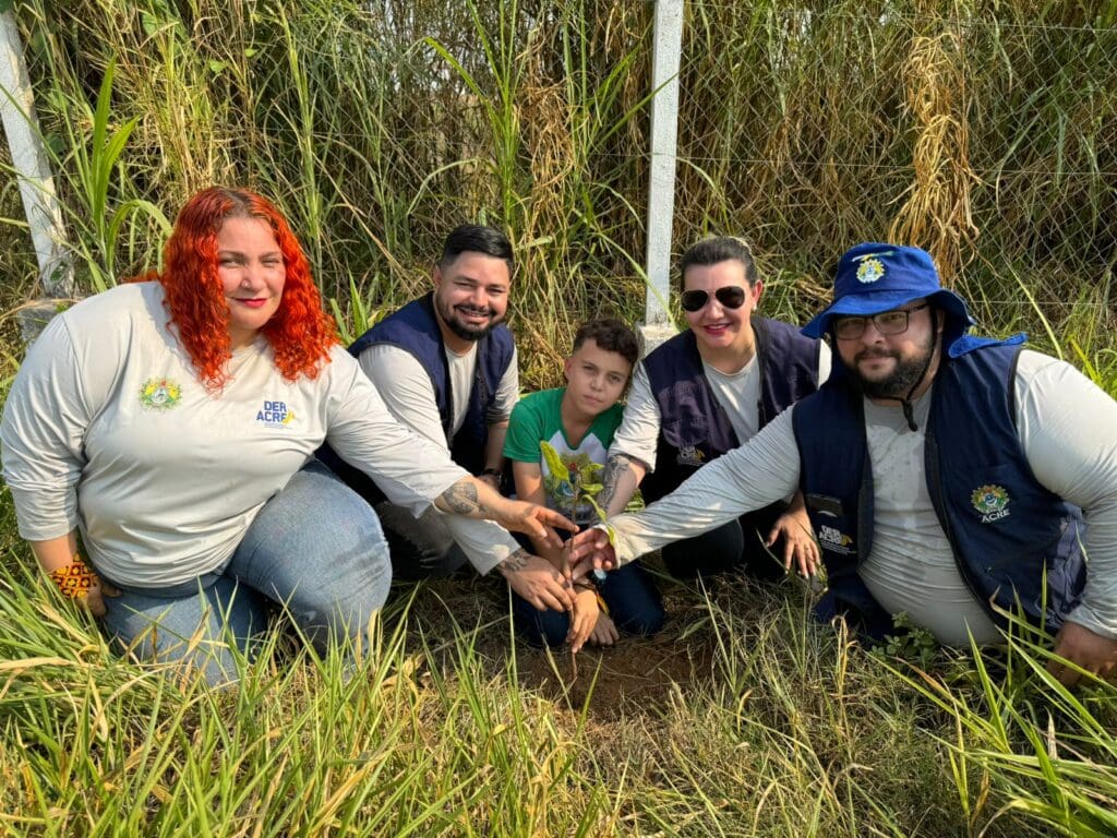 Deracre promove ação de arborização e paisagismo em Brasileia como parte de projeto ambiental