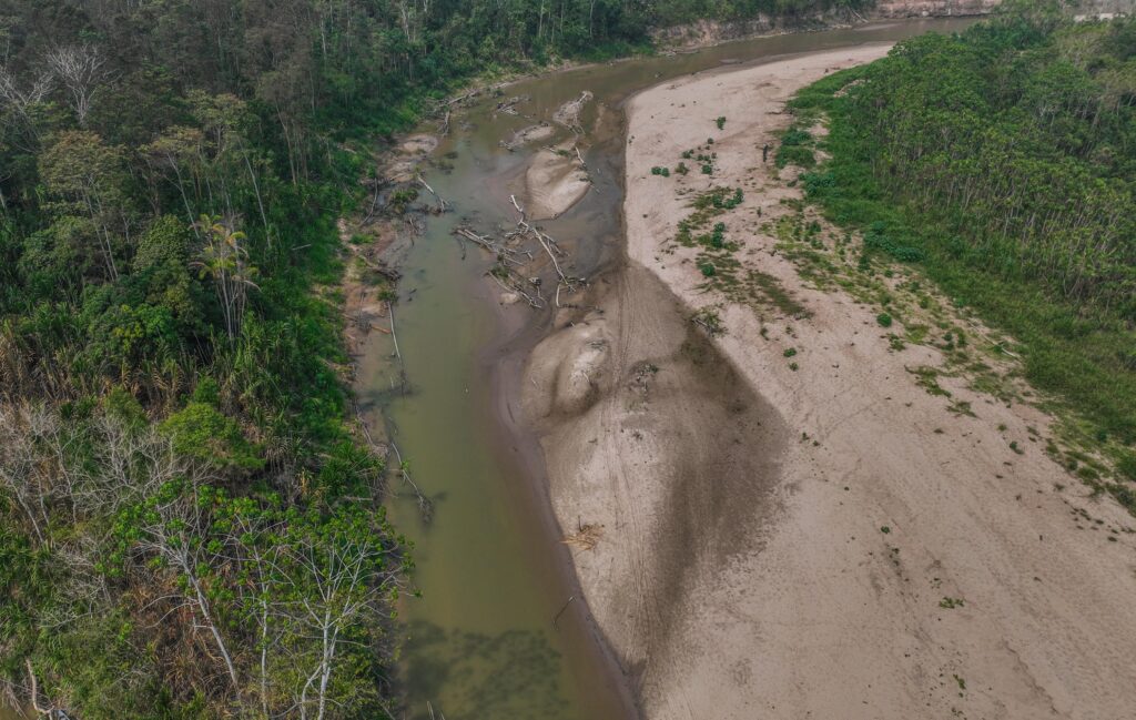 Baixo nível do rio Tarauacá, que corta Jordão, não permite a navegação. Foto: Pedro Devani/Secom