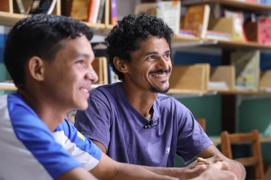 Adelino e Josimar trabalham na roçagem de quintais de dia e à noite vão estudar na escola Ruy Azevedo, zona rural de Rio Branco. Foto: Pedro Devani/Secom