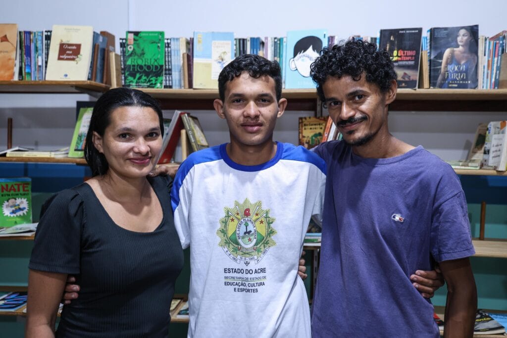 Márcia, Adelino e Josimar: família está unida em torno da formação na Educação de Jovens e Adultos da escola Ruy Azevedo. Foto: Pedro Devani/Secom