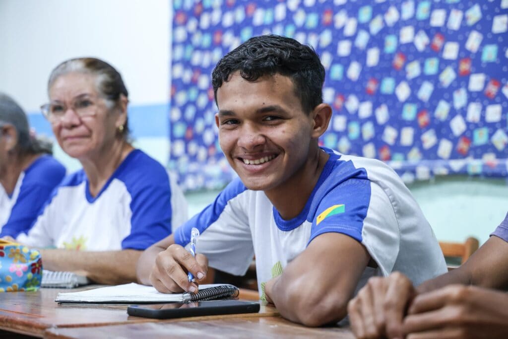 Adelino em sala de aula. Objetivo de estudar veio da necessidade de oferecer uma vida melhor no futuro para sua família. Foto: Pedro Devani/Secom