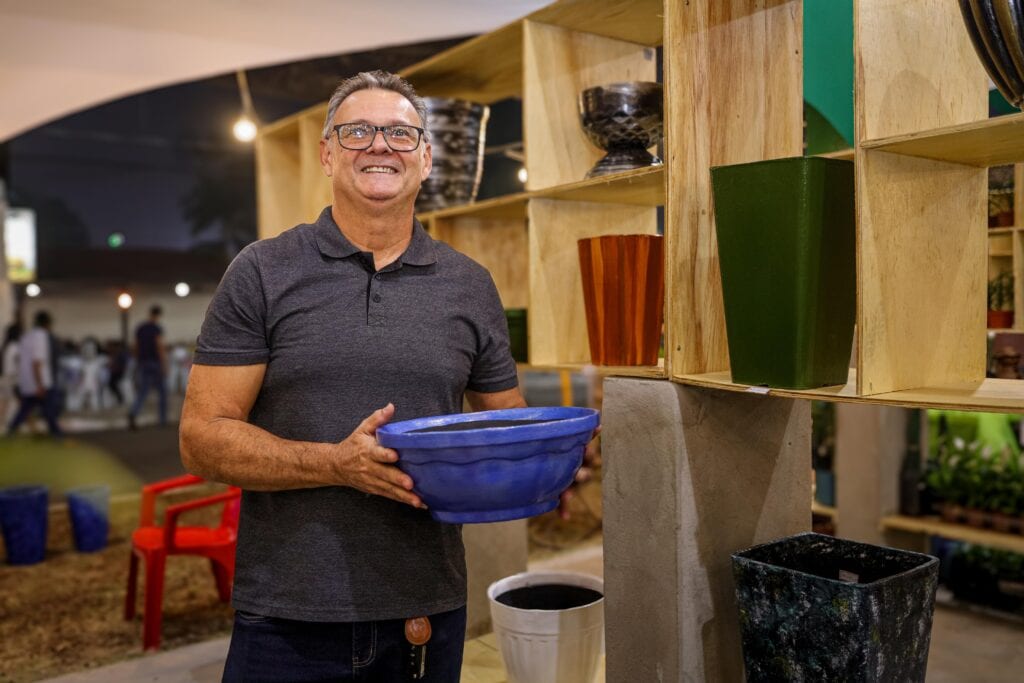 Mauro é novo no ramo de jardinagem. Foto: José Caminha