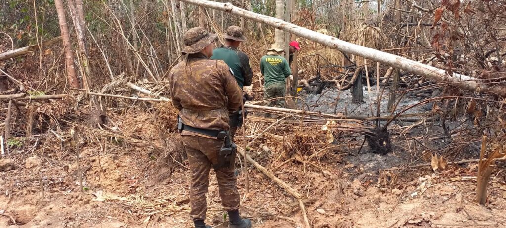 Polícia Militar auxilia Corpo de Bombeiros e órgãos ambientais no combate as queimadas. Foto: Cedida