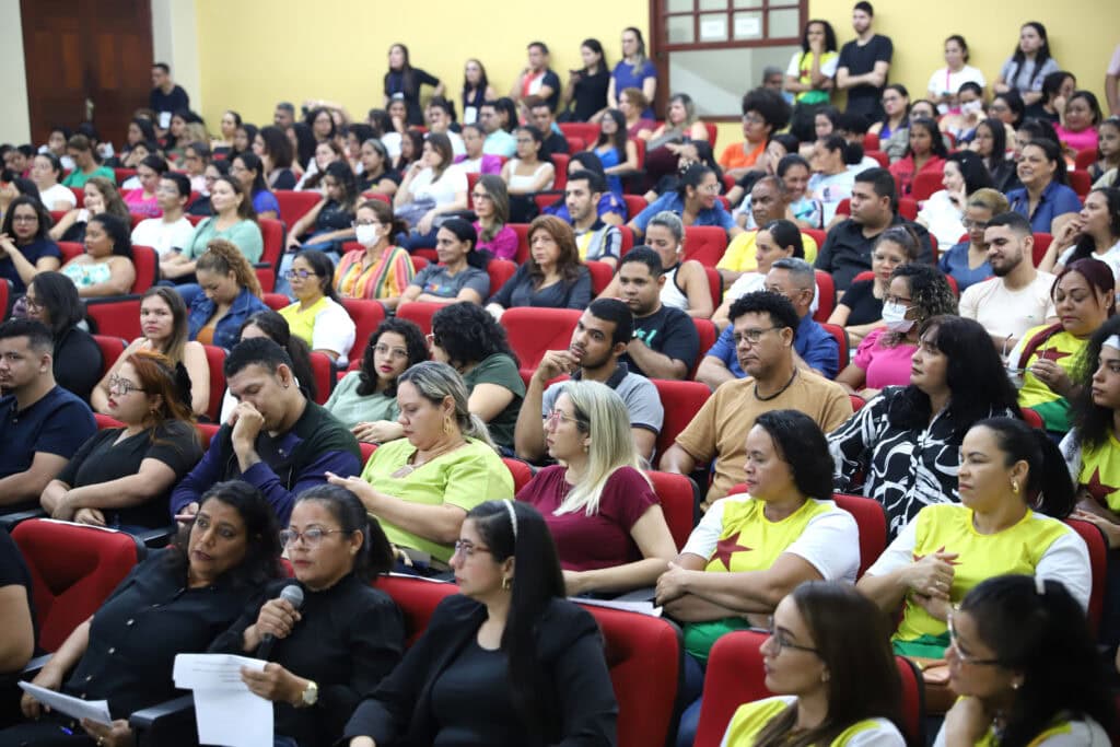 Palestras abordaram temas como o desenvolvimento dos educadores surdos e o impacto da educação bilíngue na inclusão escolar. Foto: Mardilson Gomes/SEE