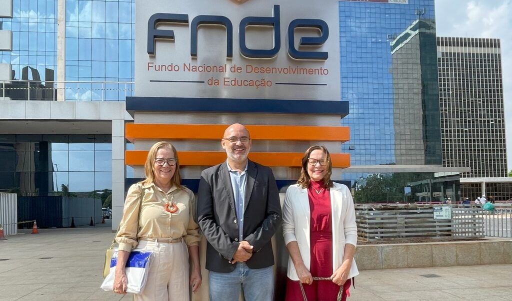 Presidente do Ieptec, Alírio Neto, juntamente com a diretora de ensino, Mara Lima (blazer branco) e a chefe do Departamento de Planejamento, Aldenice Ferreira, trataram sobre recursos para a construção de laboratórios no centro de ensino em Plácido de Castro, junto ao FNDE. Foto: Dilma Tavares/Repac