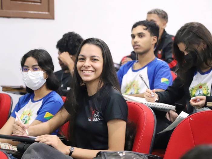 Aluna Eva Gomes: “Ajuda quem não tem condições de pagar um cursinho de pré-Enem”. Foto: Mardison Gomes/SEE