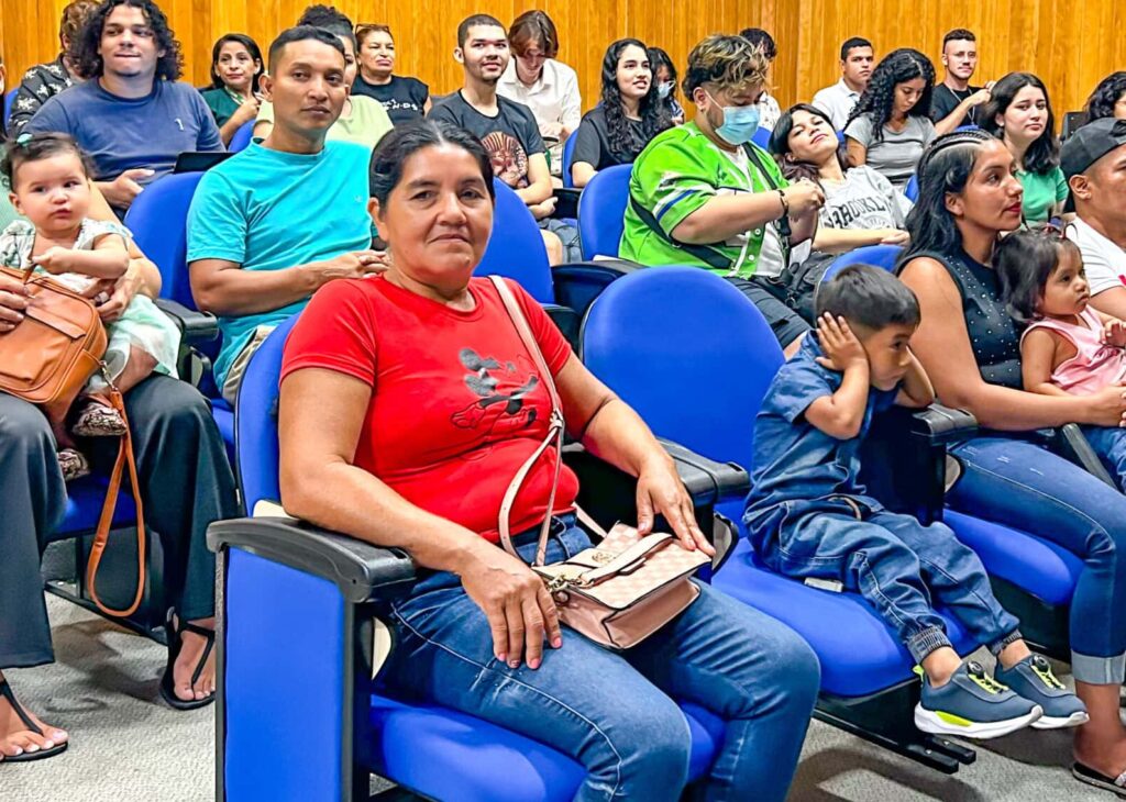 Maria Antônia (de erquerda) é moradora de uma das comunidades tradicionais da reserva e diz depender da floresta para viver. Foto: Carina Castelo Branco/Sema