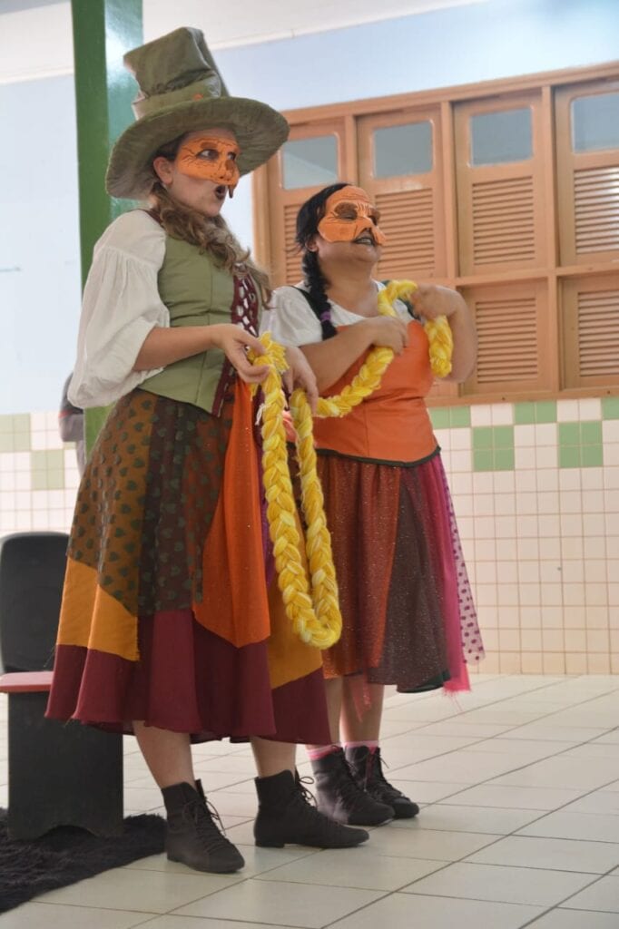 Marina Luckner e Núbia Alves interpretam as bruxas Meri e Lu, em “Um conto de fadas não tão de fadas assim”. Foto: Felipe Oliveira