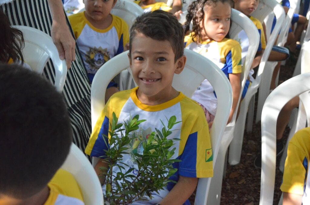 Aluno da rede estadual durante projeto de educação ambiental. Foto: Clícia Araújo/Arquivo SEE