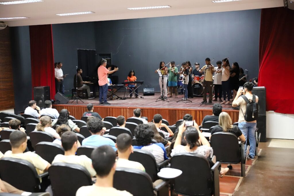 Apresentação dos alunos da Emac marcou início das celebrações. Foto: Mardilson Gomes/SEE