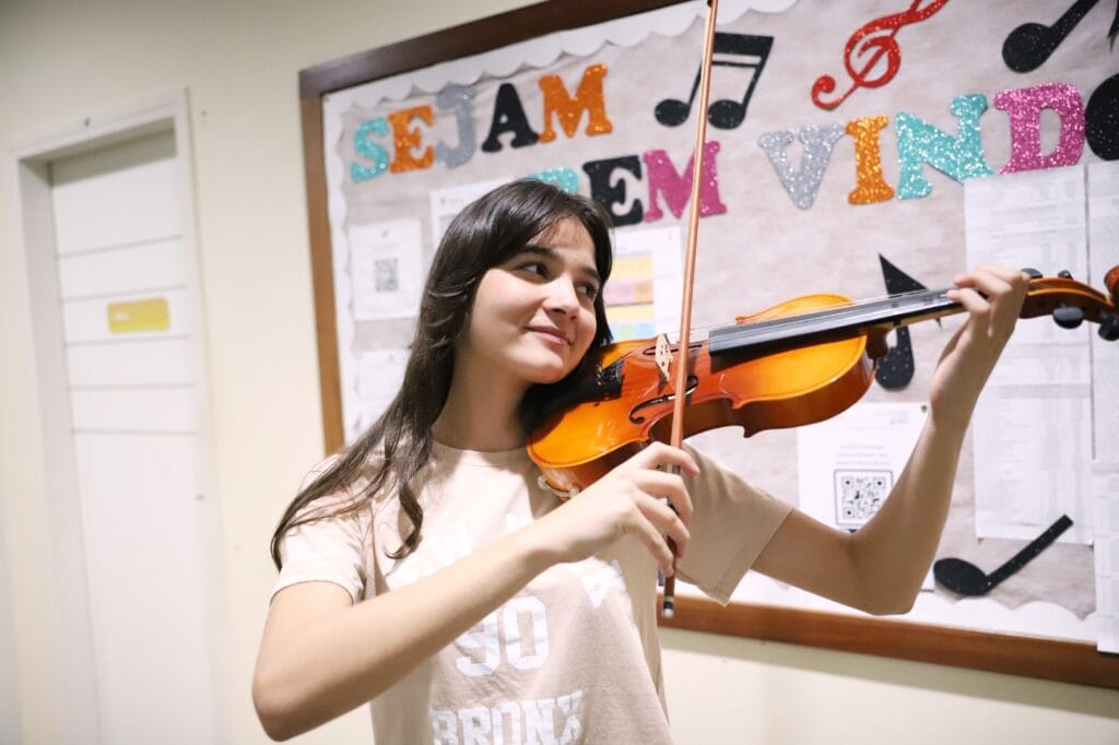 Estudante Ariane Nascimento toca seu instrumento. Foto: Mardilson Gomes/SEE