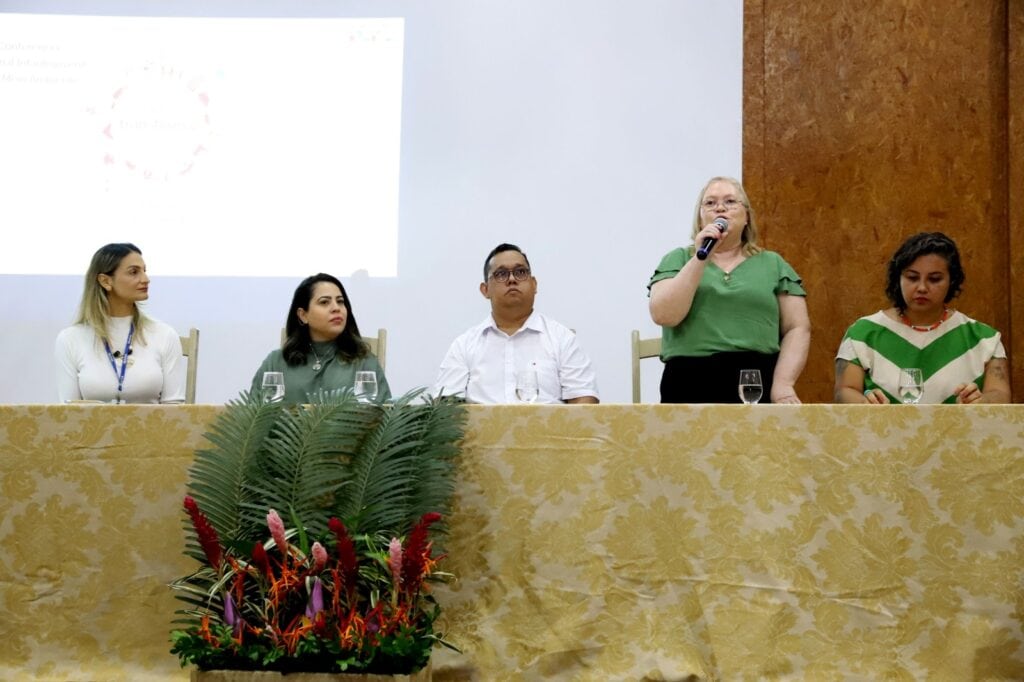 Chefe da Divisão de Educação Ambiental da SEE e presidente da Comissão Organizacional Estadual (COE), Maria de Fátima Nascimento, durante seu discurso. Foto: Mardilson Gomes/SEE