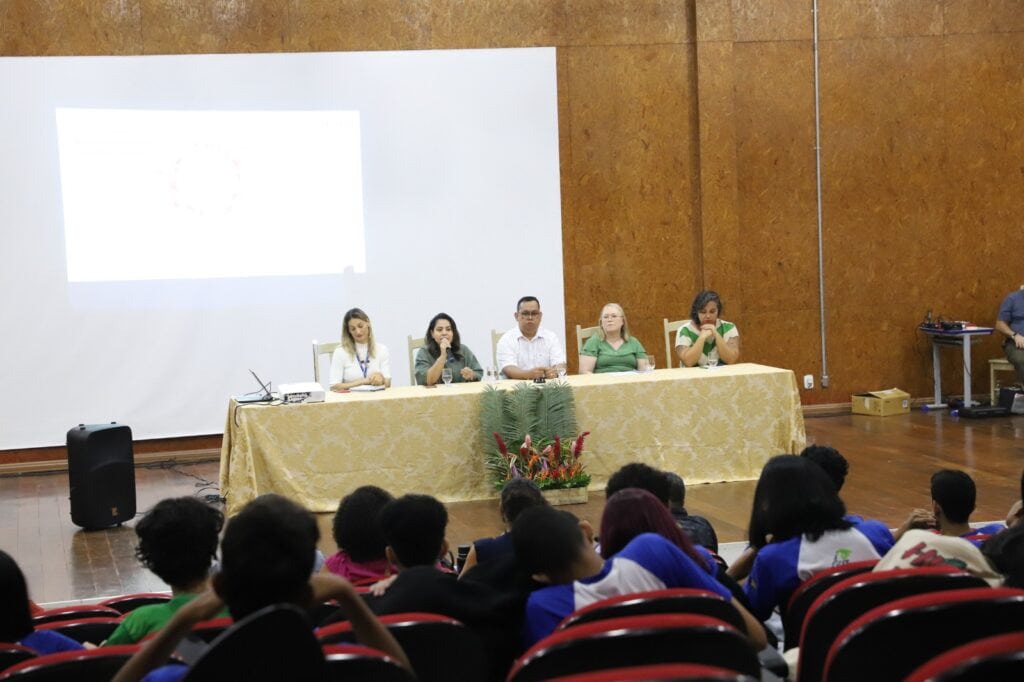 Secretária de Estado de Meio Ambiente, Julie Messias, conversou com a comunidade escolar. Foto: Mardilson Gomes/SEE