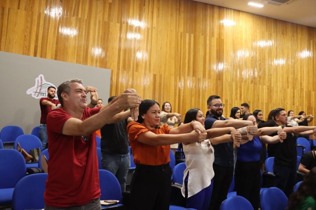 Momento de descontração em uma série de exercícios, alongamentos e técnicas de respiração durante a solenidade. Foto: José Henrique/Sefaz