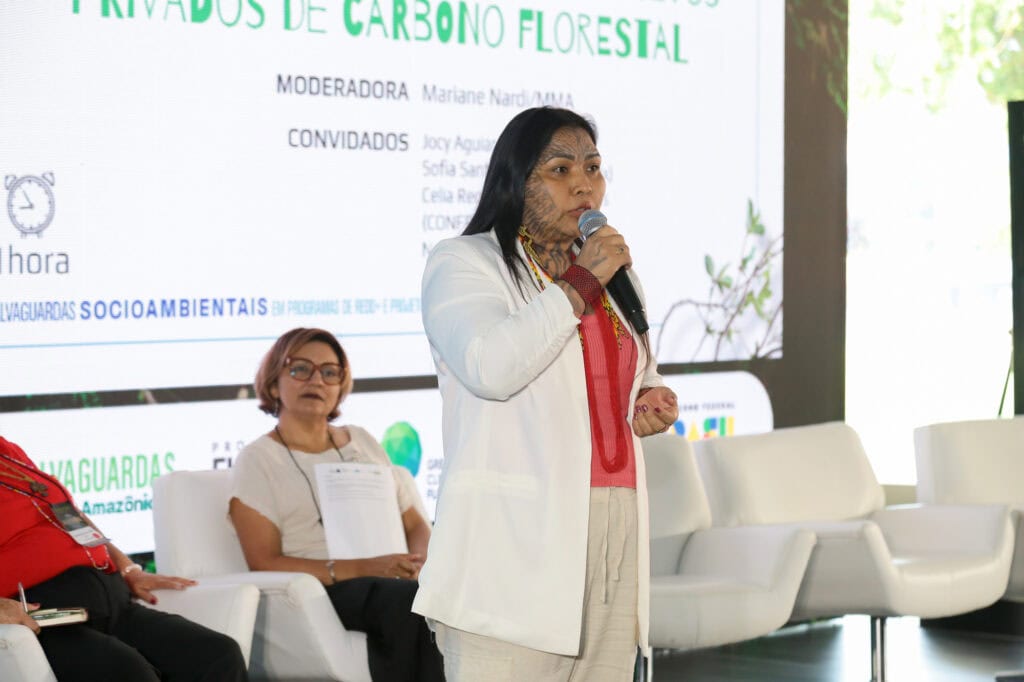 Na oficina, Nedina Yawanawa reforça a importância de proteger e respeitar os direitos dos povos indígenas e populações tradicionais. Foto: Marco Aurélio