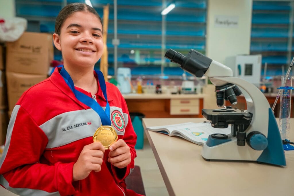 Cursando o 9º ano do fundamental, Ana Carolina conquistou medalha de ouro na Olimpíada Feminina de Química. Foto: Neto Lucena/Secom