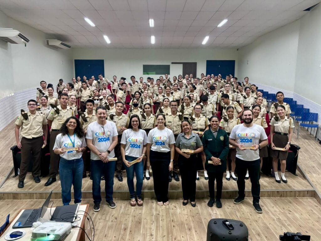 Professores, alunos e colaboradores durante palestra. Professora Gabriela Souza, quinta posição, da esquerda para a direita. Foto: Davi Silva Barbosa/PMAC.