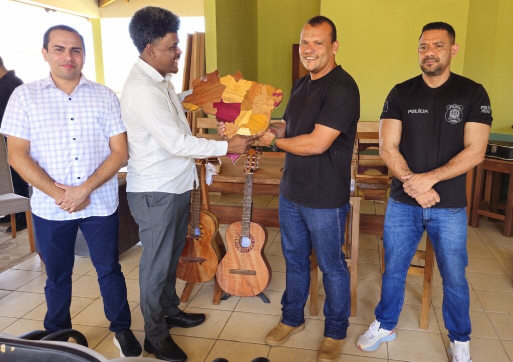 Durante a visita do coordenador de Educação, Cultura e Esporte da Senappen, Rodrigo Dias, o presidente do Iapen presenteou-o com um mapa feito pelos detentos que trabalham na marcenaria do Polo Moveleiro. Foto: Zayra Amorim/Iapen