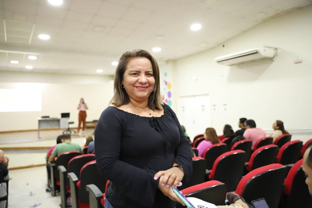 A assessora pedagógica Clarice Oliveira afirma que a troca de experiências é extremamente enriquecedora entre os professores. Foto: Mardilson Gomes/SEE