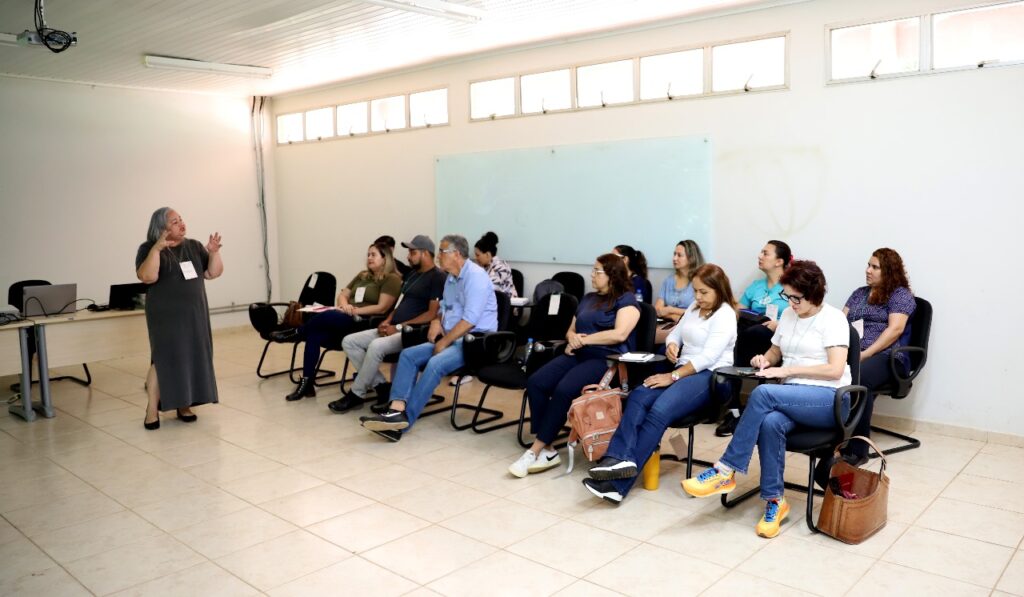 Participantes trocam experiências e discutem estratégias para abordar mudanças climáticas nas escolas da rede estadual. Foto: Mardilson Gomes/SEE