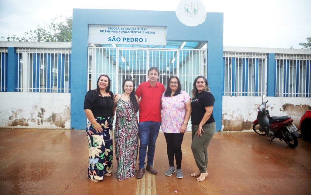 Gestor Marcos Antônio com parte da equipe gestora da Escola São Pedro I. Foto: Mardilson Gomes/SEE