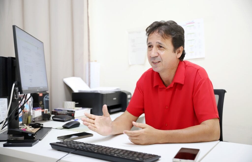 Gestor Marcos Antônio Belo de Oliveira lidera a escola São Pedro I há cinco anos. Foto: Mardilson Gomes/SEE