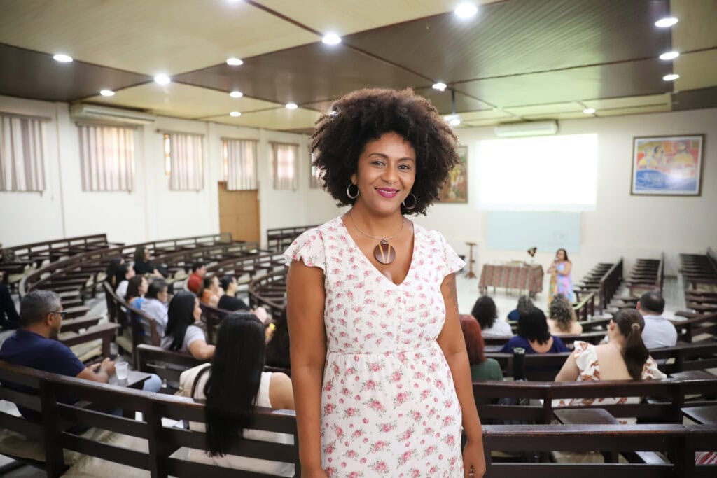 Assessora pedagógica Queila Batista ressalta que a educação é uma ferramenta importante para combater o racismo. Foto: Mardilson Gomes/SEE