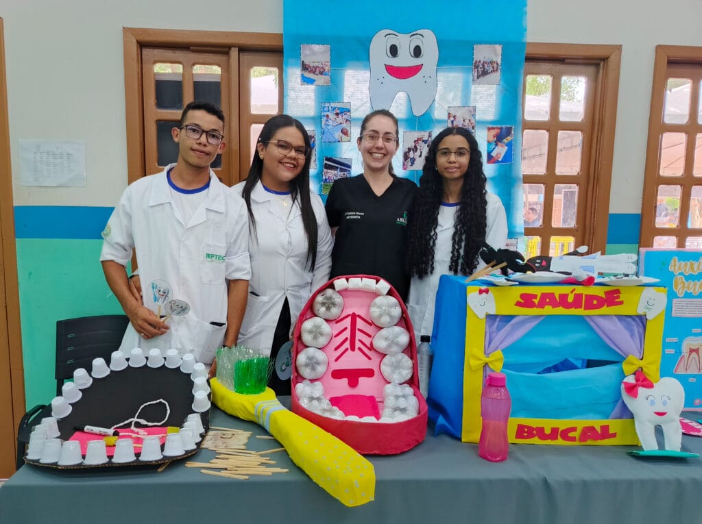 Equipe fez modelos educativos de higiene bucal com materiais recicláveis. Foto: Dayana Soares/SEE