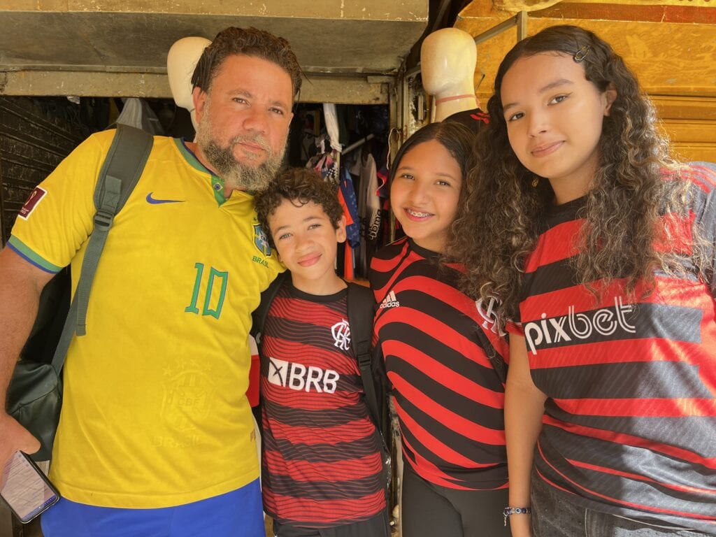 Josué Souza garantiu uniforme para os filhos e sobrinha para assistir ao jogo do Flamengo contra o Santa Cruz-AC, neste domingo, 24. Foto: Karolini Oliveira/Sete