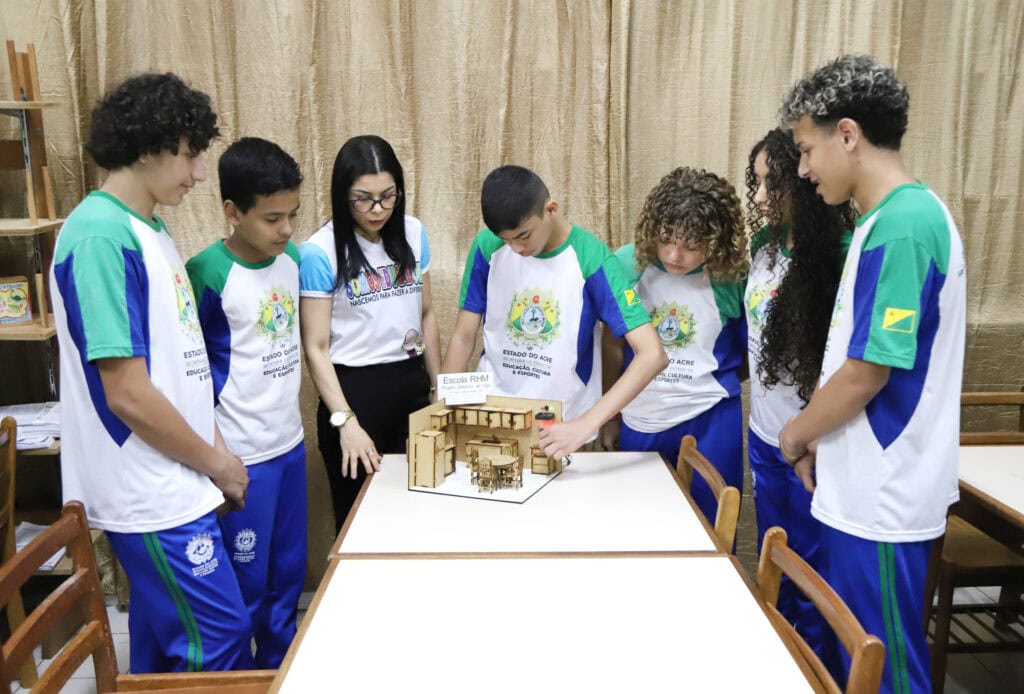 Após grande susto domiciliar, conhecimento de robótica acendeu ideia do projeto do grupo de estudantes do 8º ano. Foto: Mardilson Gomes/SEE