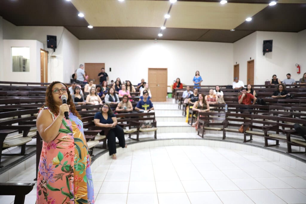 Palestra abordou o histórico da luta por políticas públicas voltadas à educação para as relações étnico-raciais. Foto: Mardilson Gomes/SEE