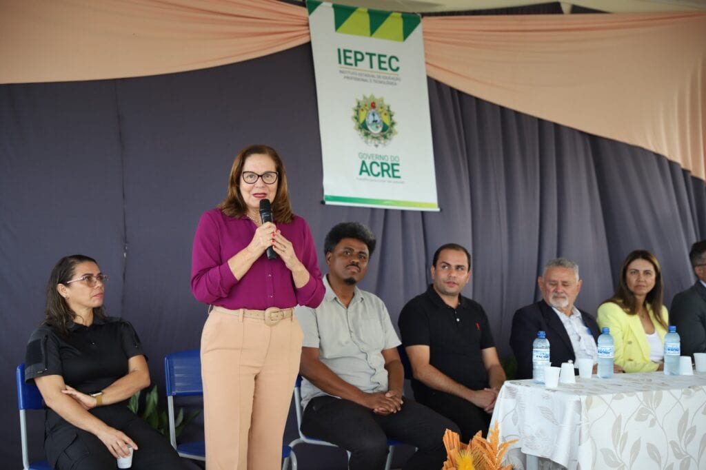 Diretora de ensino do Ieptec, Mara Lima, representou o presidente da instituição. Foto: Mardilson Gomes/SEE