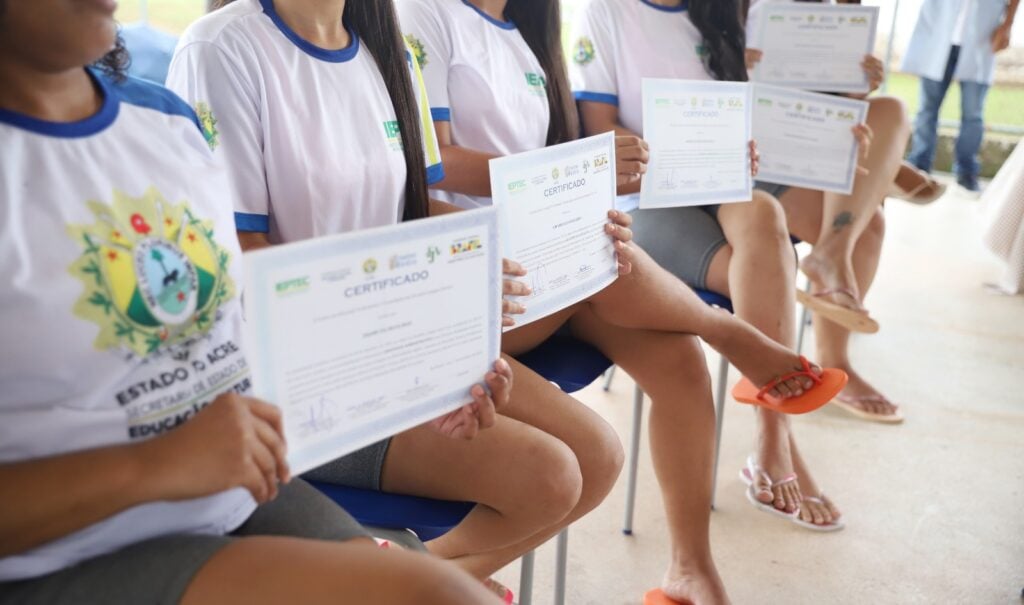 Detentas, alunas do curso de Assistente Administrativo, são certificadas. Foto: Mardilson Gomes/SEE