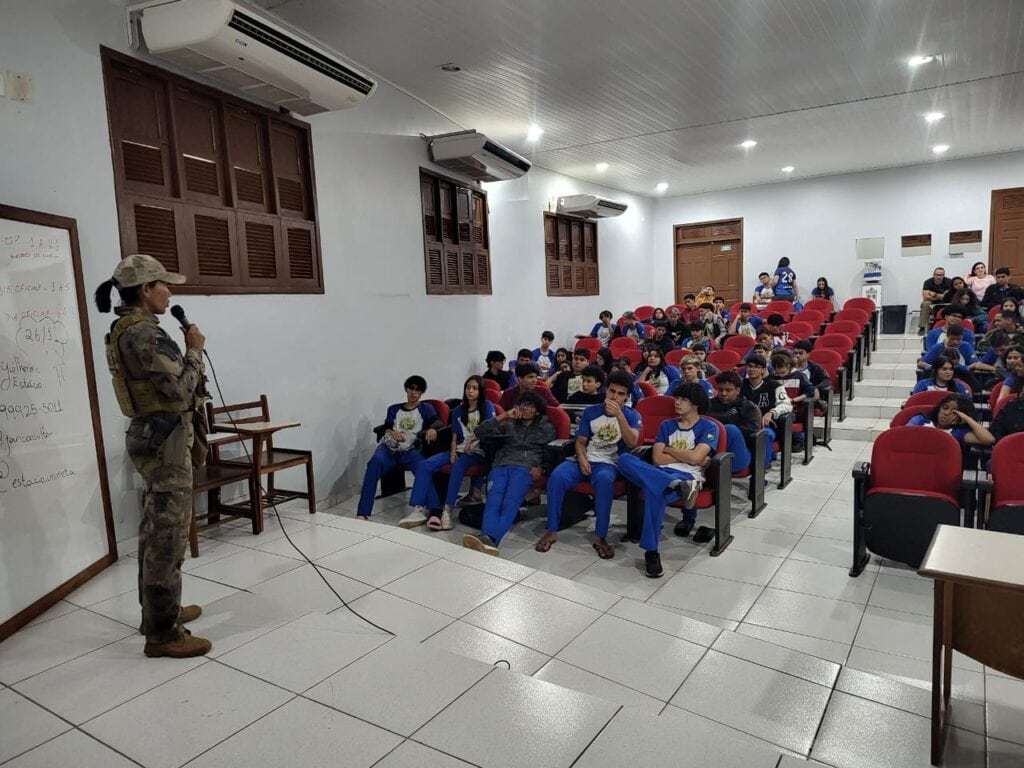 Estudantes tiraram dúvidas e conversaram com profissionais da segurança pública. Foto: cedida