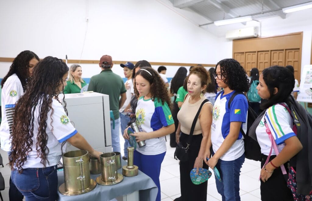 Visitantes da Mostra Viver Ciência interagem com os equipamentos do laboratório de solos do Cept Roberval Cardoso. Foto: Mardilson Gomes/SEE