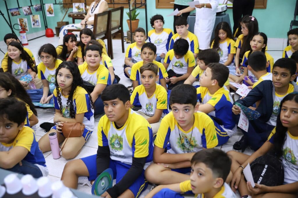 Alunos das escolas de Rio Branco compareceram para visitar os trabalhos apresentados. Foto: Mardilson Gomes/SEE