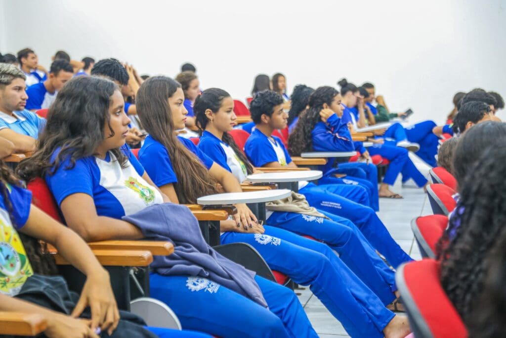 Estudantes de Cruzeiro do Sul participam de palestras sobre uso consciente da água. Foto: Marcos Santos/Secom