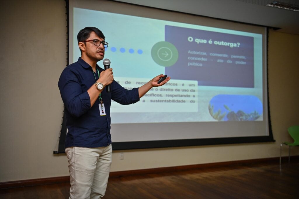 O chefe da Divisão de Outorga do Imac, Luís Carlos Cruz, durante sua apresentação com foco na temática Outorga como Instrumento de Gestão de Recursos Hídricos. Foto: Felipe Freire/Secom.