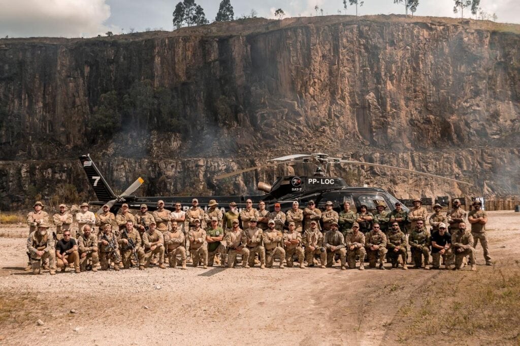 Policiais da Core/AC recebem treinamento especializado em operações táticas, incluindo disparos embarcados em veículos e helicópteros. Foto: cedida