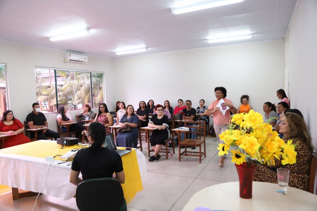 Professores tradutores-intérpretes de Libras celebram a conclusão do Curso de Formação Continuada, promovido pela SEE em parceria com Ufac e Ifac. Foto: Mardilson Gomes/SEE