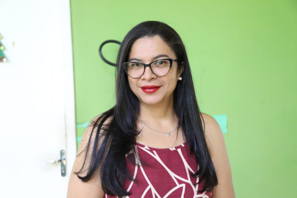 Professora de Libras do Ifac, Cristiane Nogueira celebra fortalecimento da educação inclusiva com a formação dos professores. Foto: Mardilson Gomes/SEE