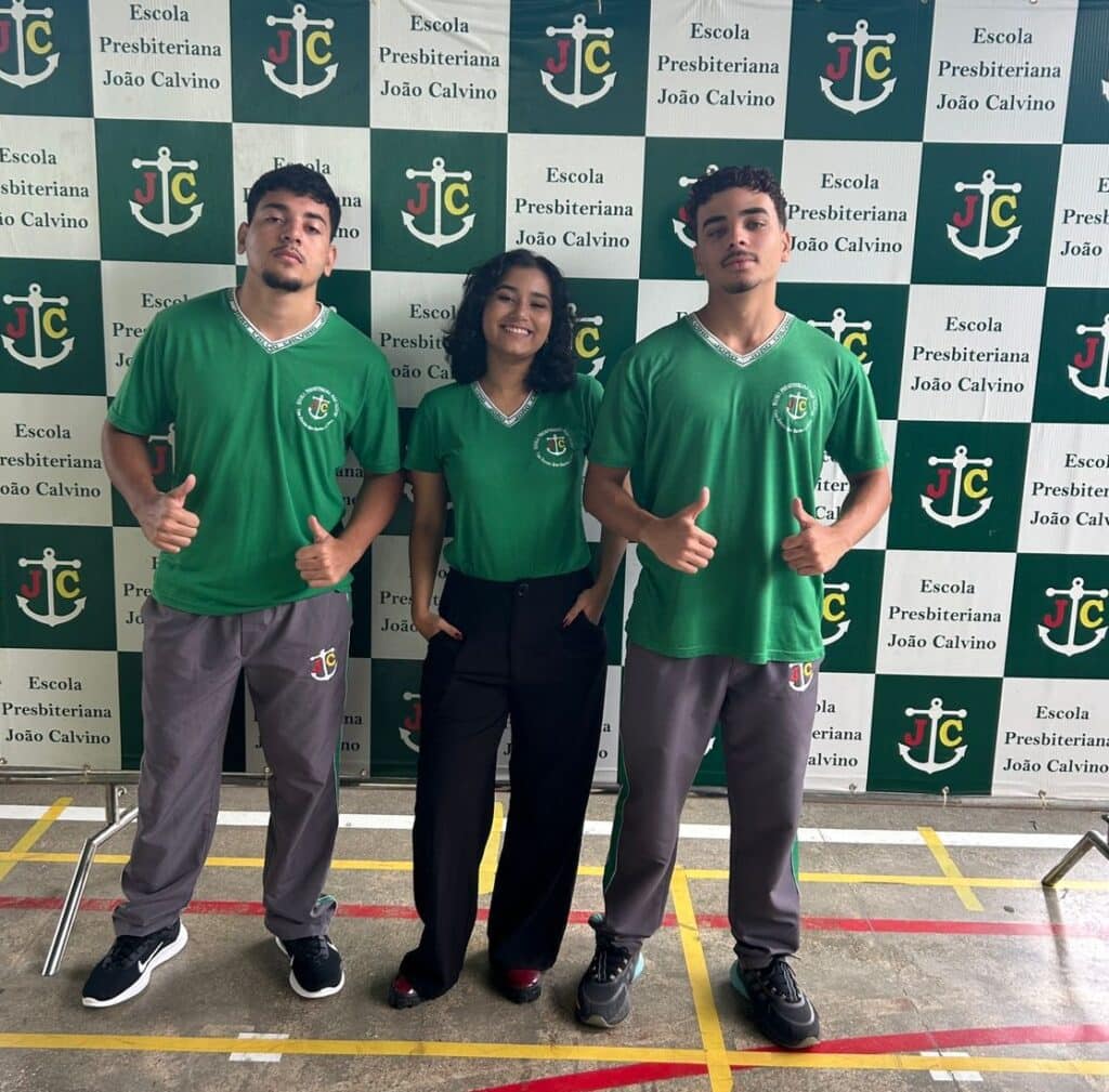 Filipe Santana, Maria Eduarda Verçoza e Rerolldy Fernandes apresentam o projeto “Acuidar: Saúde na Palma da Mão”, que promete facilitar o acesso aos serviços de saúde no Acre e foi selecionado para a Febrace 2025. Foto: cedida