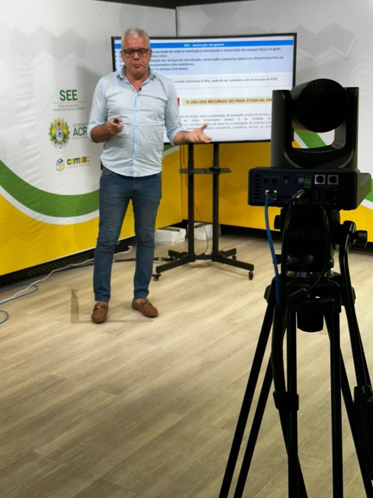 Professor Mário Torres falando aos cursistas sobre gestão financeira na escola. Foto: Equipe Defae