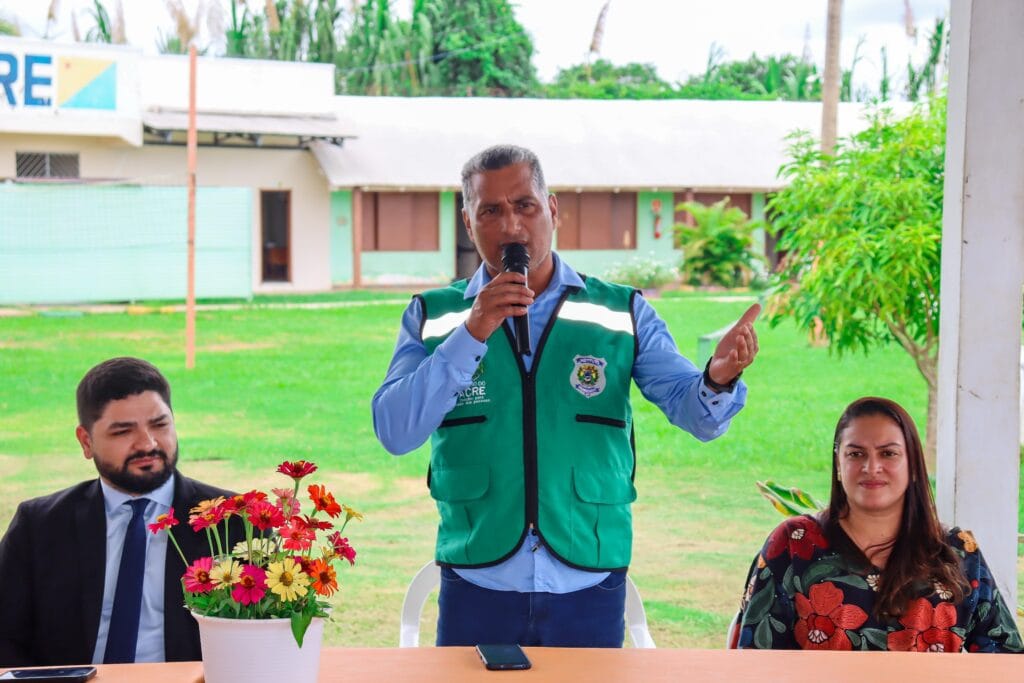 Titular do ISE, Mário César Freitas, aborda importância da ressocialização dos reeducandos. Foto: Secom Brasileia