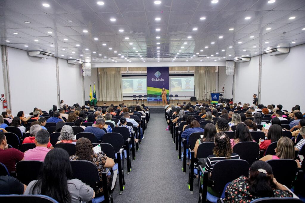 Abertura da 1ª Jornada Pedagógica 2025 realizada no auditório do Centro Universitário Estácio-Unimeta, reuniu gestores escolares e equipes da SEE. Foto: Neto Lucena/Secom