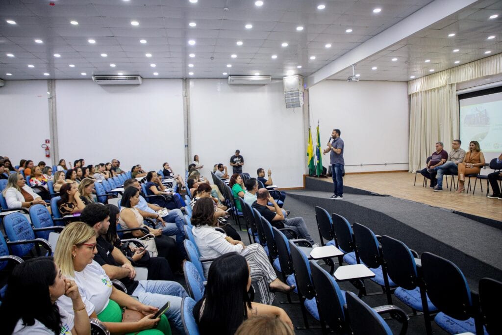 O secretário de Educação, Aberson Carvalho, destacou a importância do alinhamento entre as equipes gestoras para oferecer uma educação de qualidade em 2025. Foto: Neto Lucena/Secom