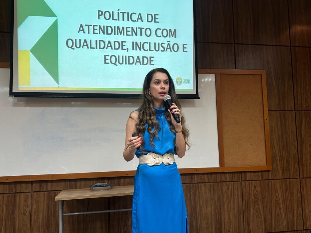 Fran Brito ministrou o módulo “Política de atendimento com qualidade, inclusão e equidade no atendimento público”. Foto: Ludymila Maia/OCA